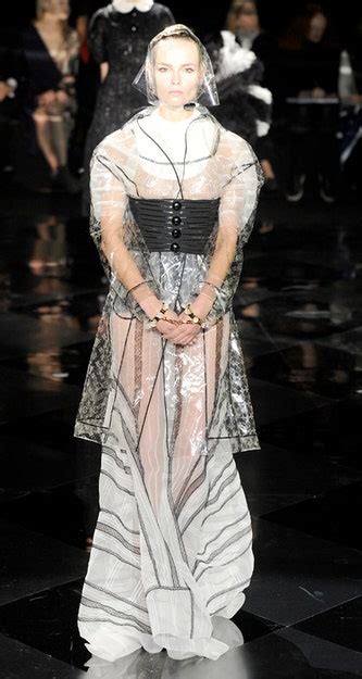 Louis Vuitton's Kinky Fall 2011 Show: Featuring Kate 